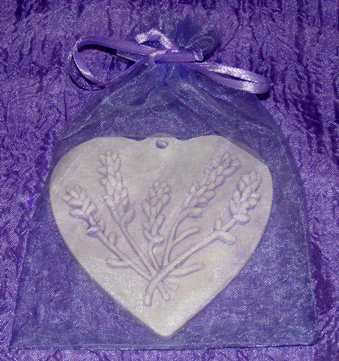 Ceramiche Profumate Cuore con rametti di lavanda